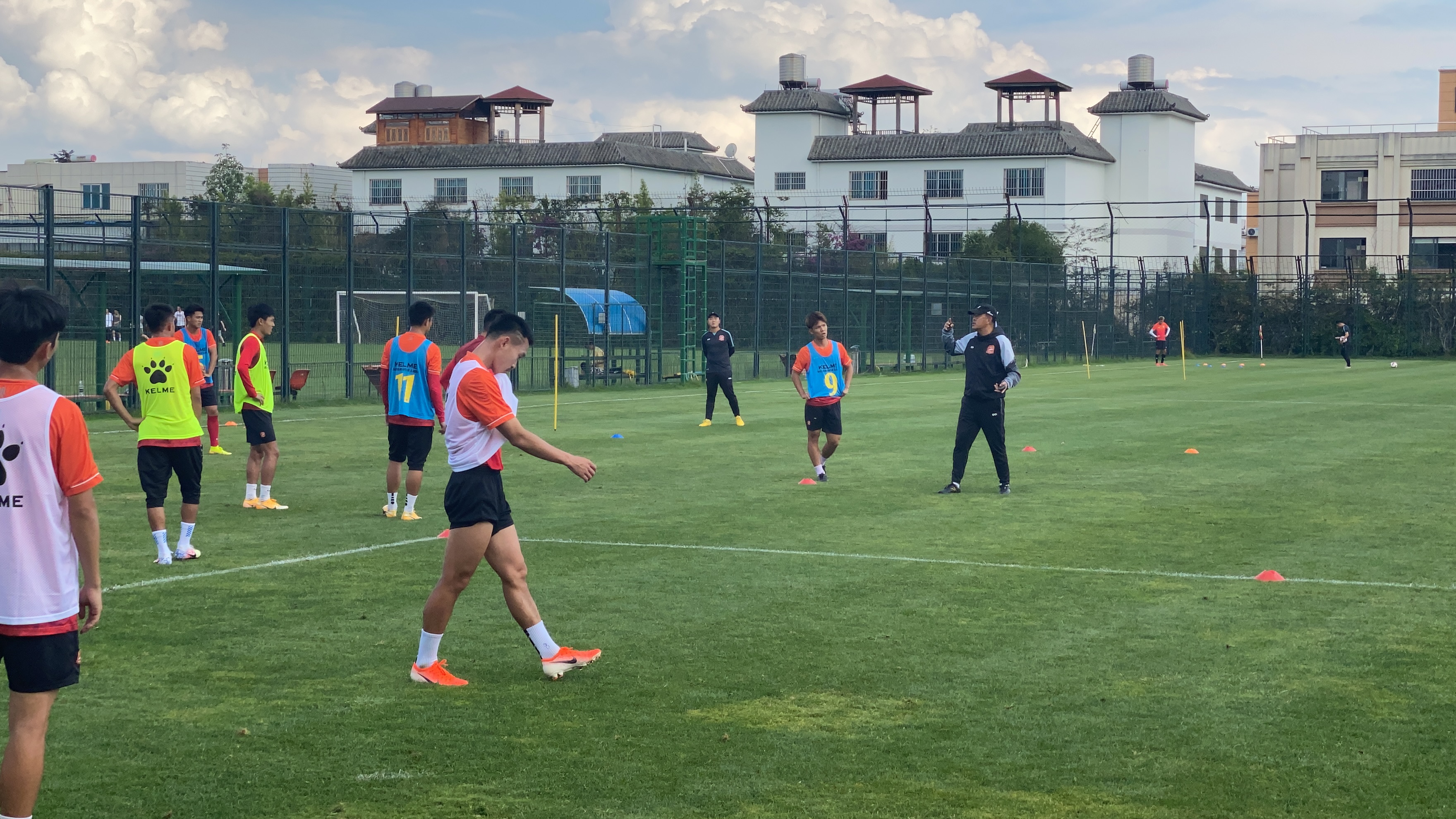 卡昂决意击败比尔森,全队备战努力争胜 卡昂决意击败比尔森,全队备战努力争胜