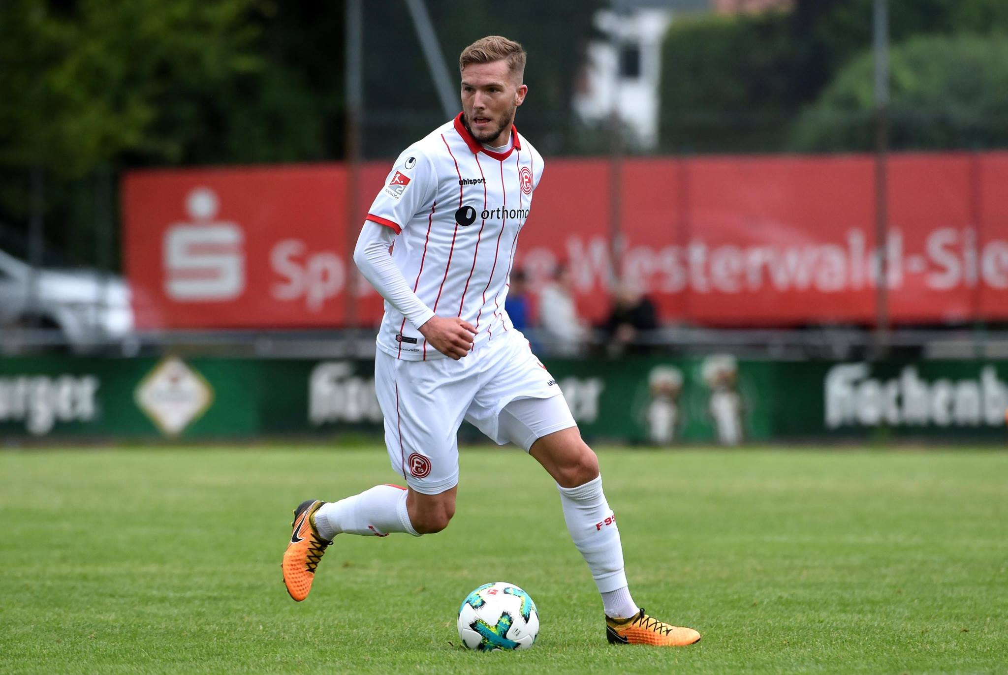 贝尔格陆斩获客场胜利,继续领跑德乙积分榜 贝尔格陆斩获客场胜利,继续领跑德乙积分榜