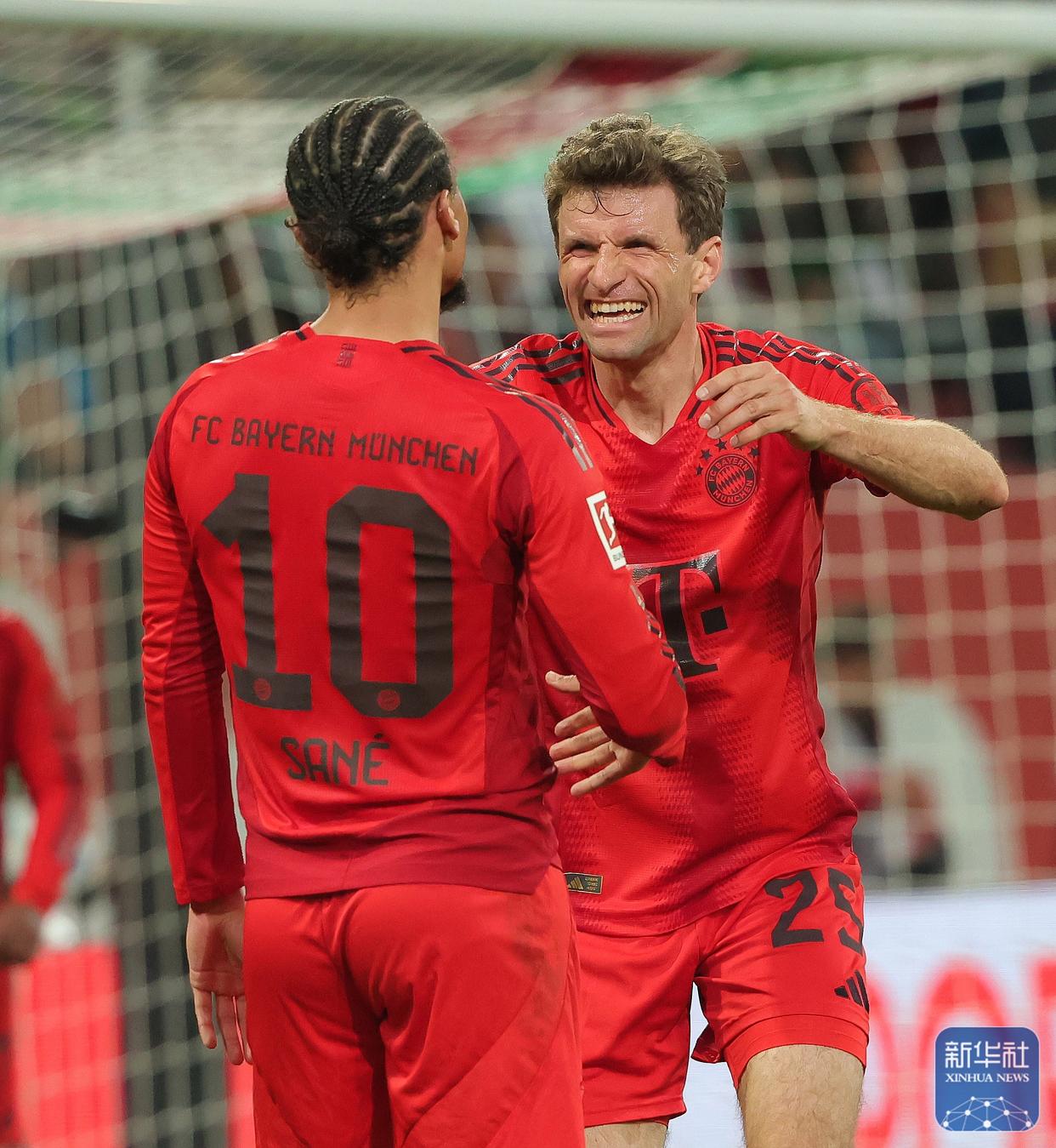 奥格斯堡破门迎战,德国联赛颠沛流离 奥格斯堡破门迎战,德国联赛颠沛流离