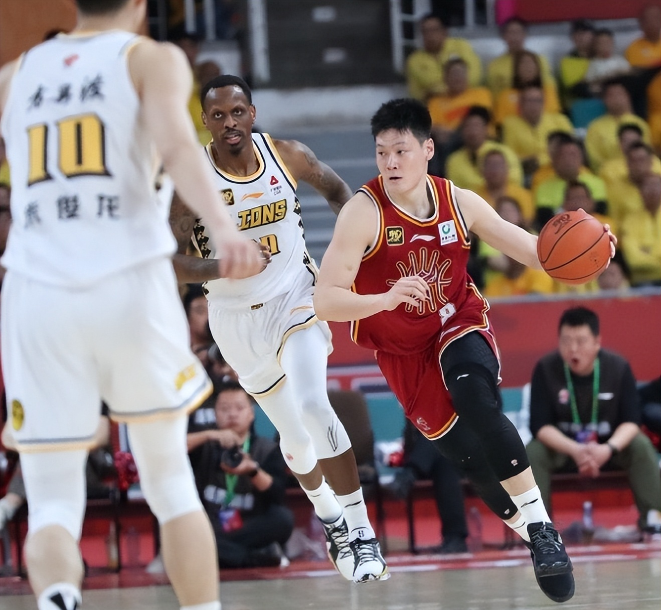 精力充沛,球员们在比赛中充分发挥实力 精力充沛,球员们在比赛中充分发挥实力