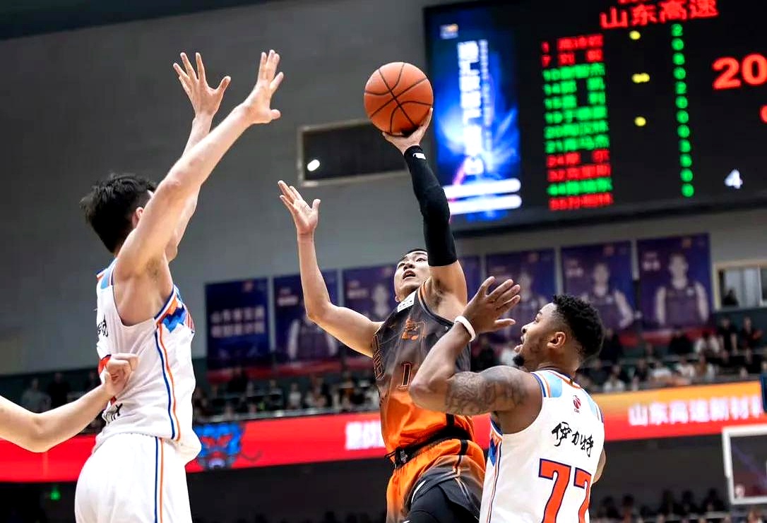 山东男篮势不可挡,多场胜利引发热议 山东男篮势不可挡,多场胜利引发热议