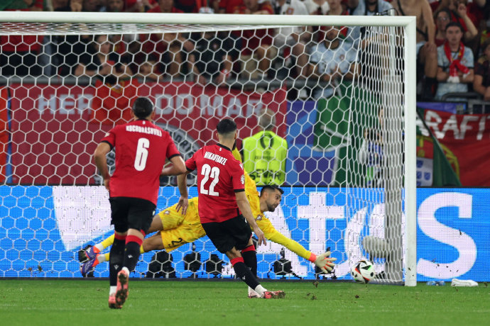 格鲁吉亚选手勇往直前,闯入决赛 格鲁吉亚选手勇往直前,闯入决赛