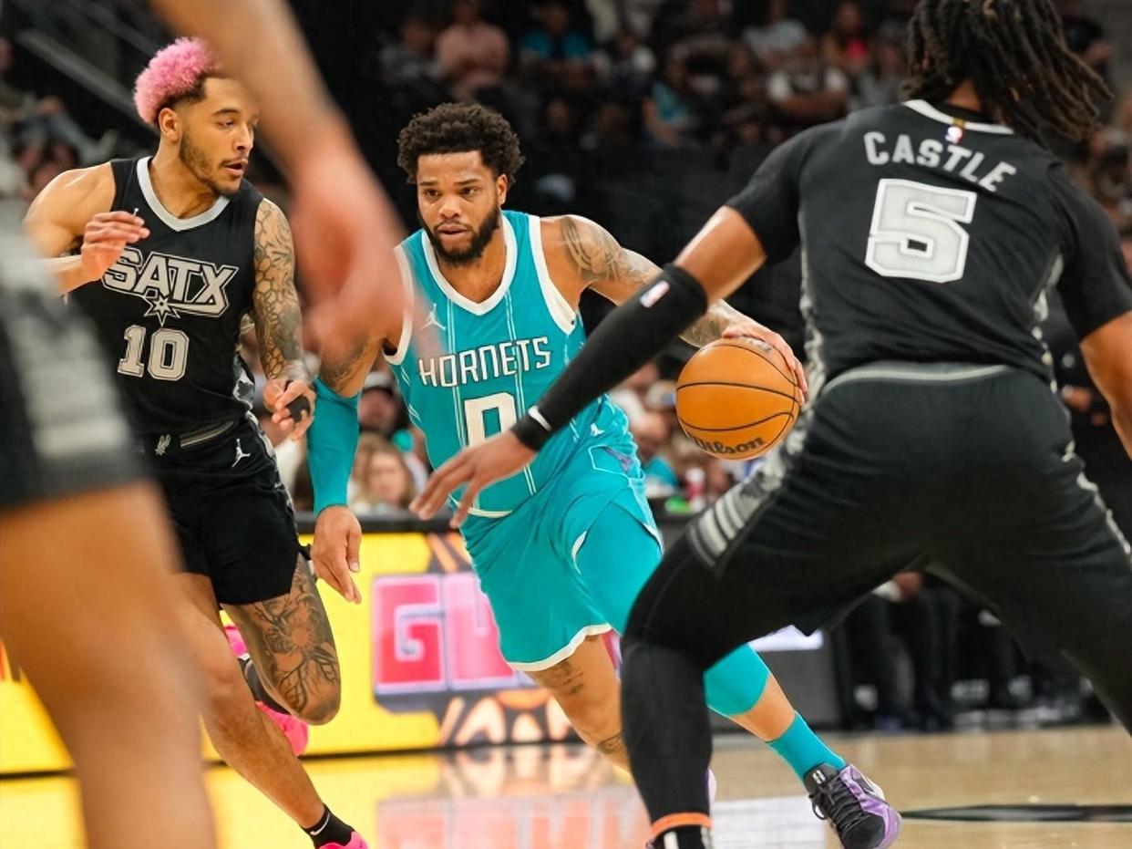 星空体育官网-黄蜂主场战胜马刺，击败对手