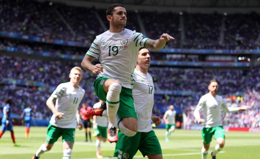 爱尔兰男子足球队挑战成功,赢得胜利笑容 爱尔兰男子足球队挑战成功,赢得胜利笑容