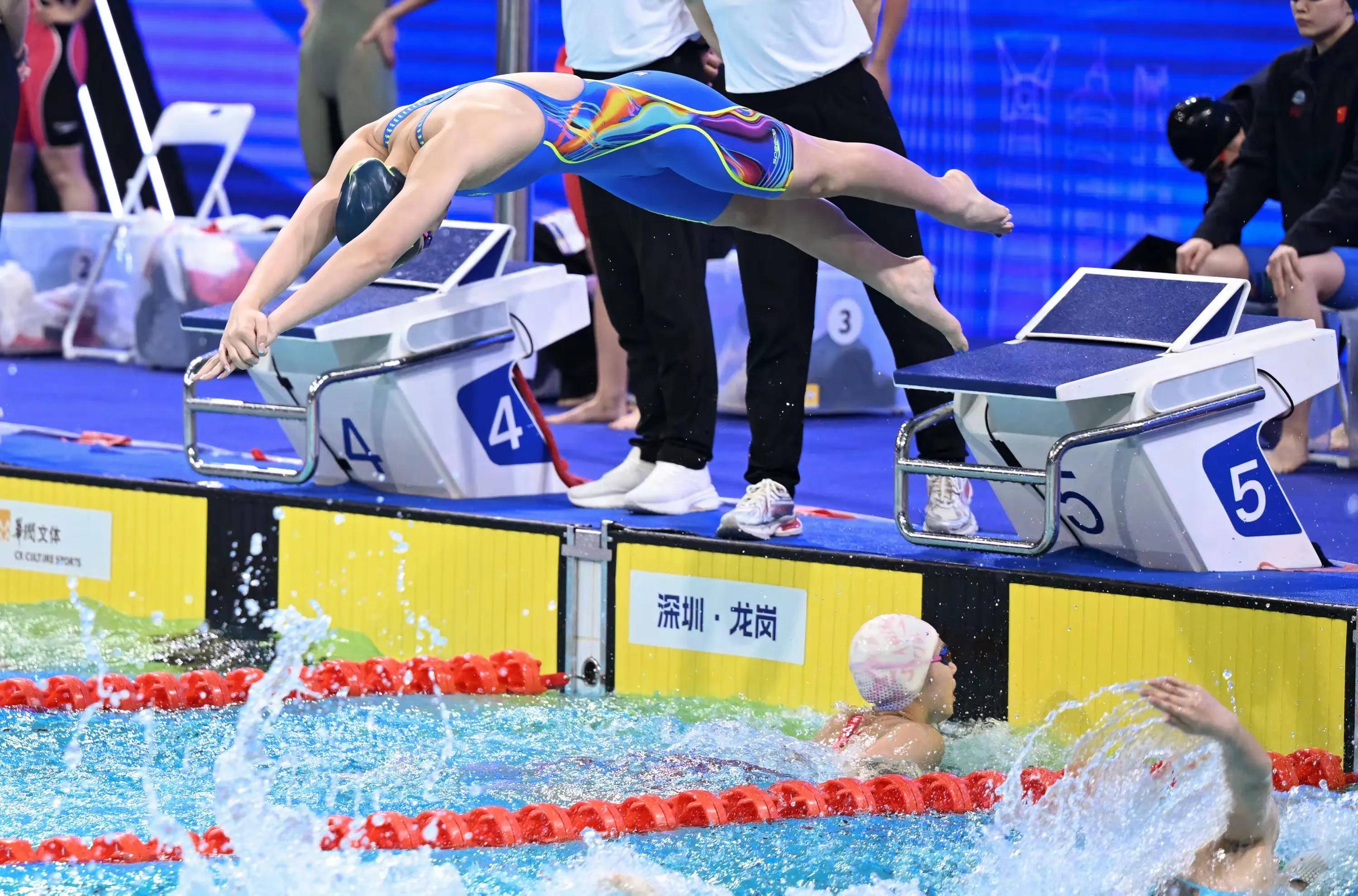 游泳决赛实力碾压对手夺冠！